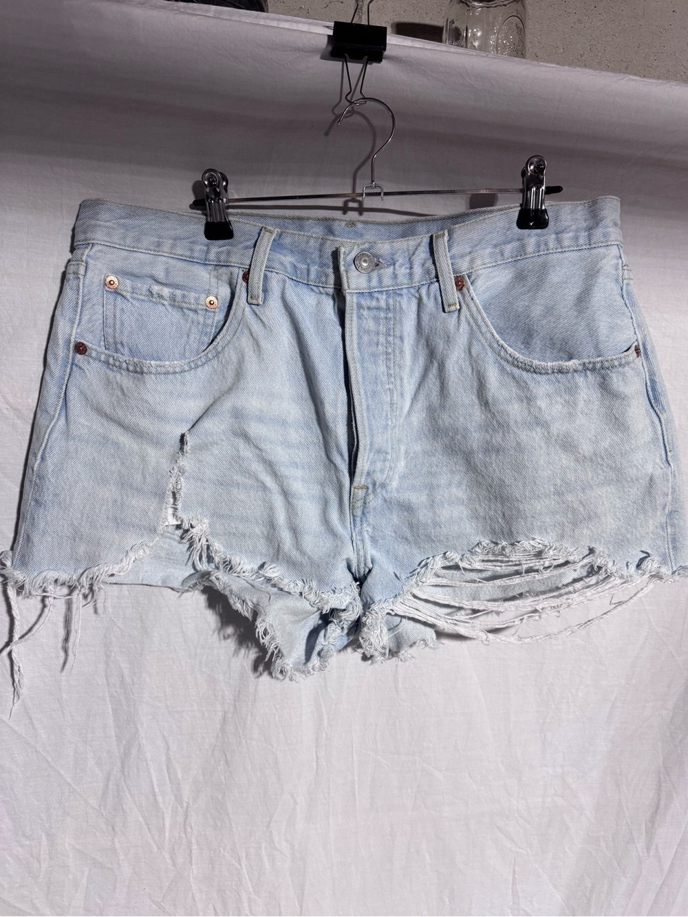 Levi’s 501 light wash cut off denim
shorts Size 31
